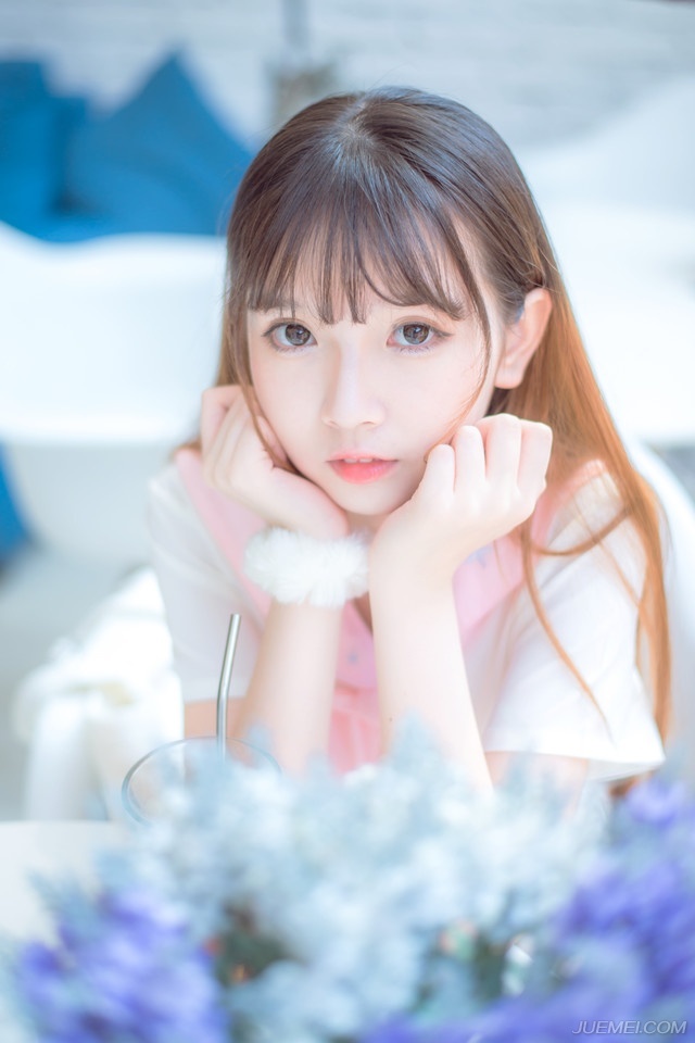 并非南蛮之中的那种藤甲，却也是藤条编织而成，虽然不及那种经过油浸泡之后的藤甲防御高，却也胜过普通木盾，隔着三百步的距离，哪怕是关中威力强大的连弩也无法在这么远的距离射穿对方的滕盾。